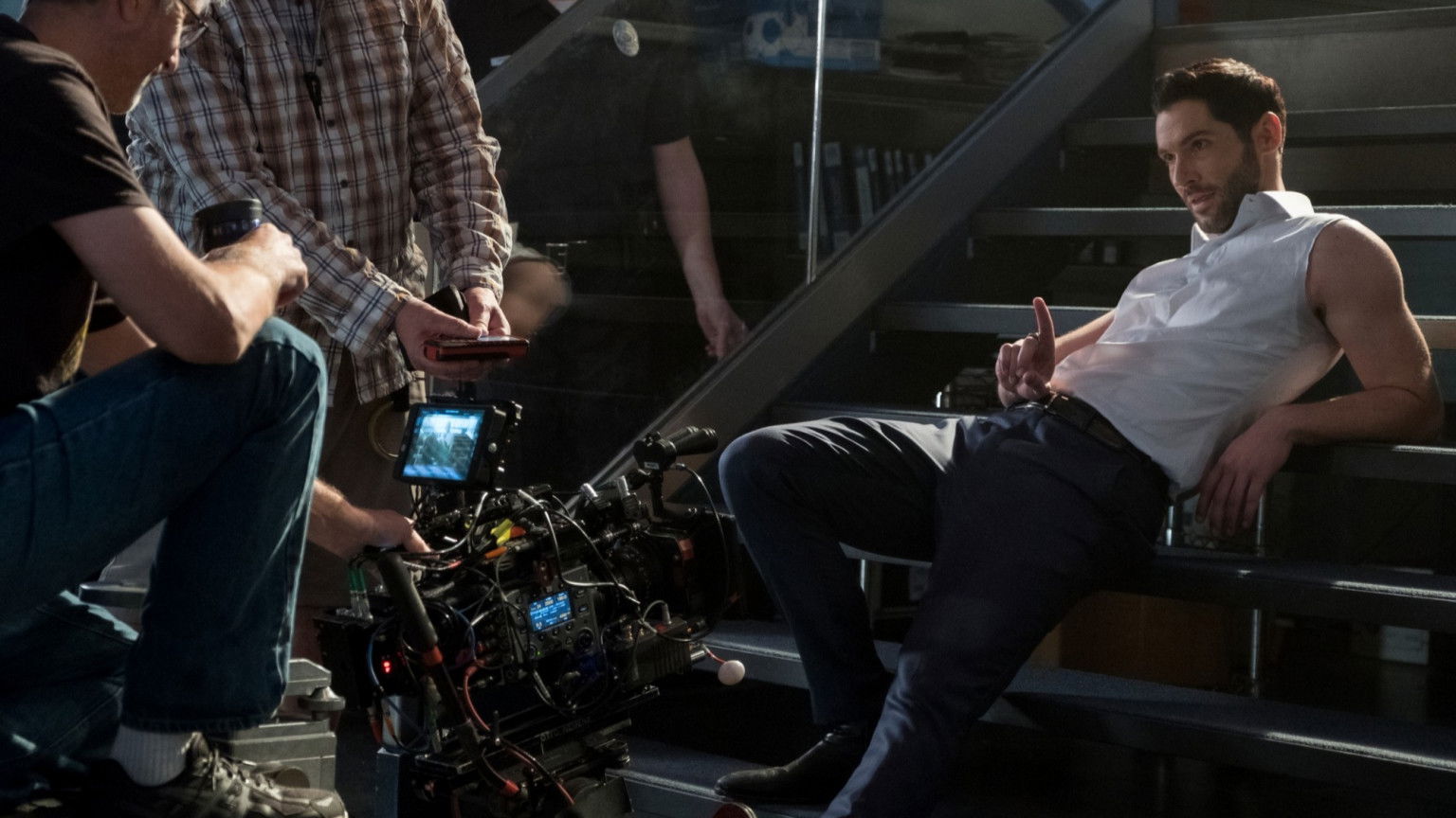 Tom Ellis kan zijn lach niet inhouden op de set van 'Lucifer' in nieuwe bloopervideo