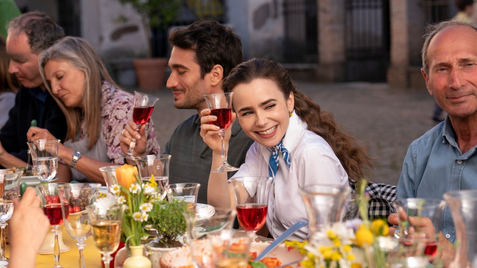 Opnames van seizoen 5 Netflix-hitserie 'Emily in Paris' gestart: Lily Collins deelt kiekje
