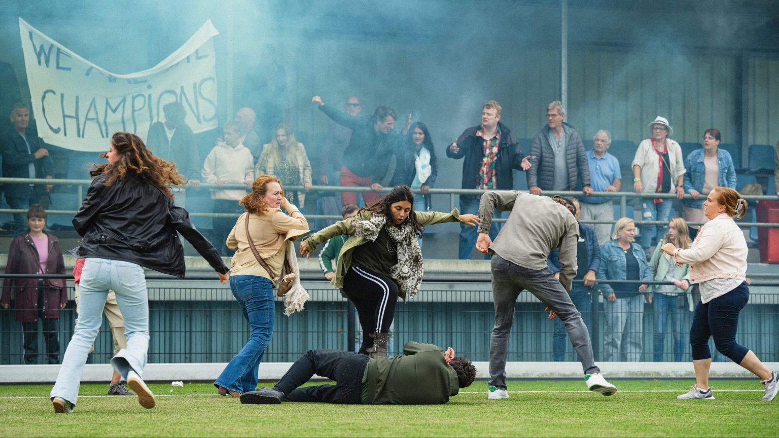 Herfsttoernooi loopt uit de hand in nieuwe clip van Netflix-serie met Ilse Warringa