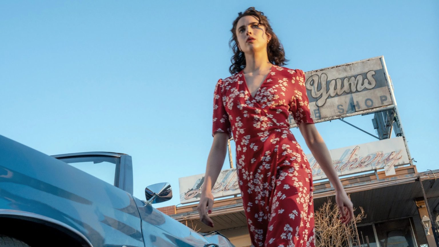 Margaret Qualley en Chris Evans schitteren in de trailer van nieuwe actiekomedie 'Honey Don't!'