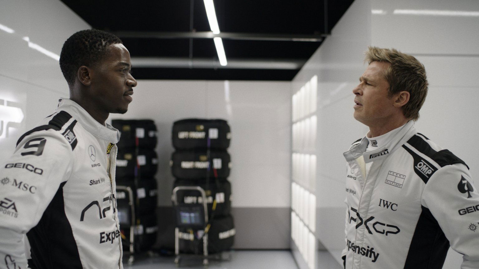 Brad Pitt gaat de strijd met zijn teamgenoot aan in de nieuwe trailer van racefilm 'F1'