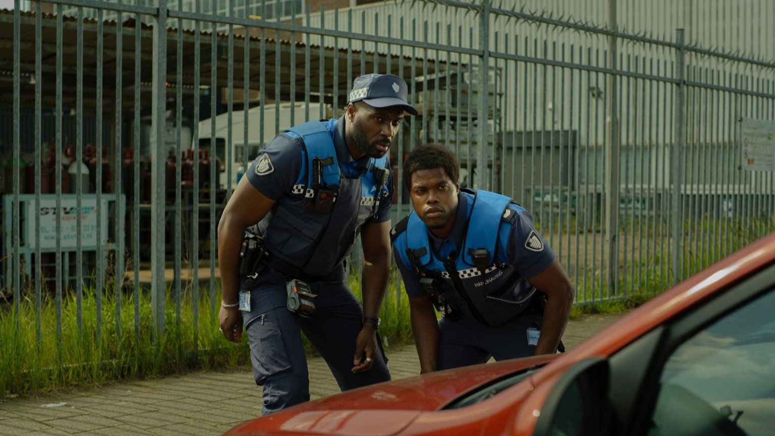 Netflix komt met eerste beelden en releasedatum van komedie 'Bad Boa's' met Jandino Asporaat