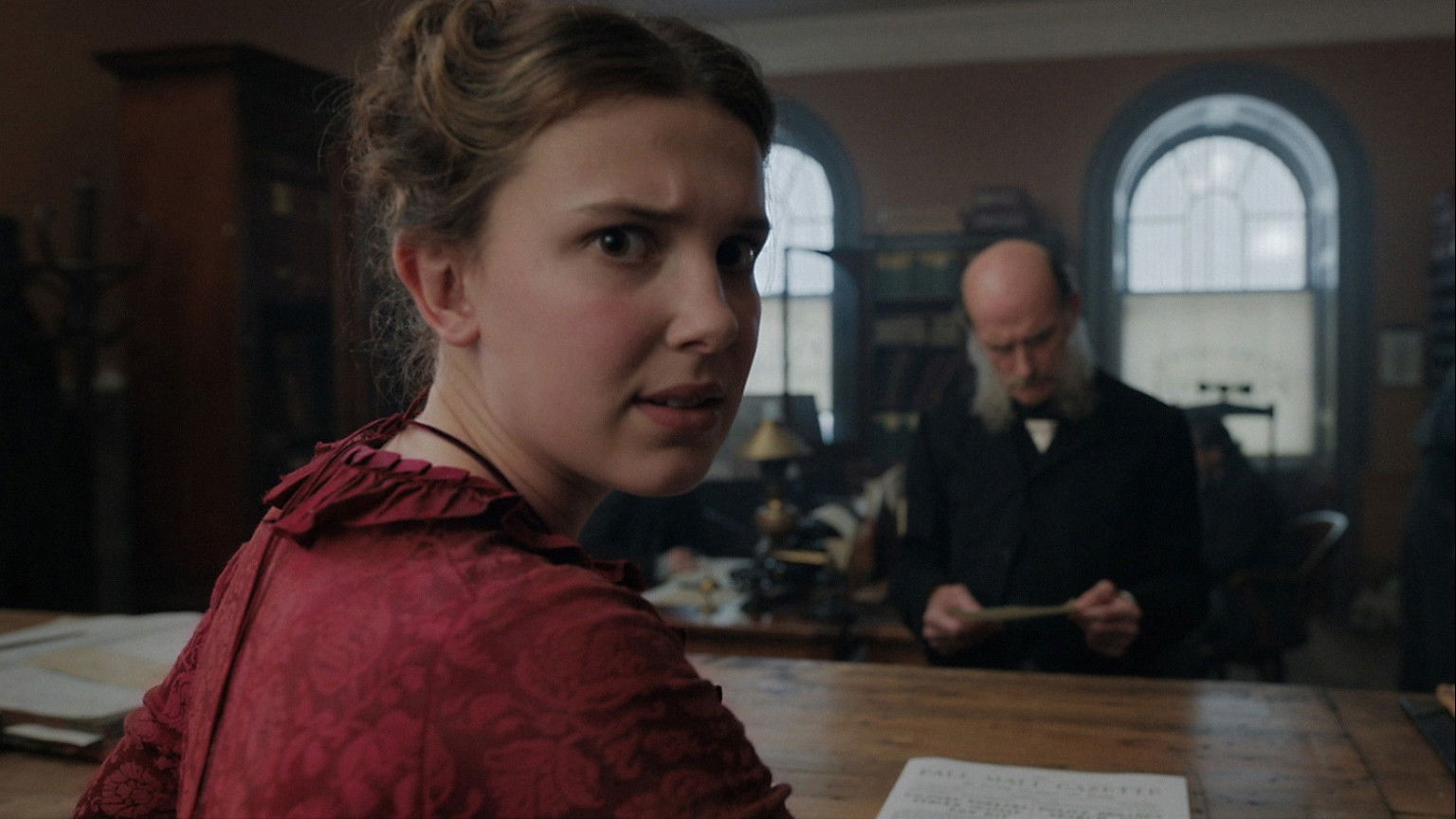 Millie Bobby Brown en Henry Cavill leggen alles uit over nieuwe Netflix-film 'Enola Holmes'