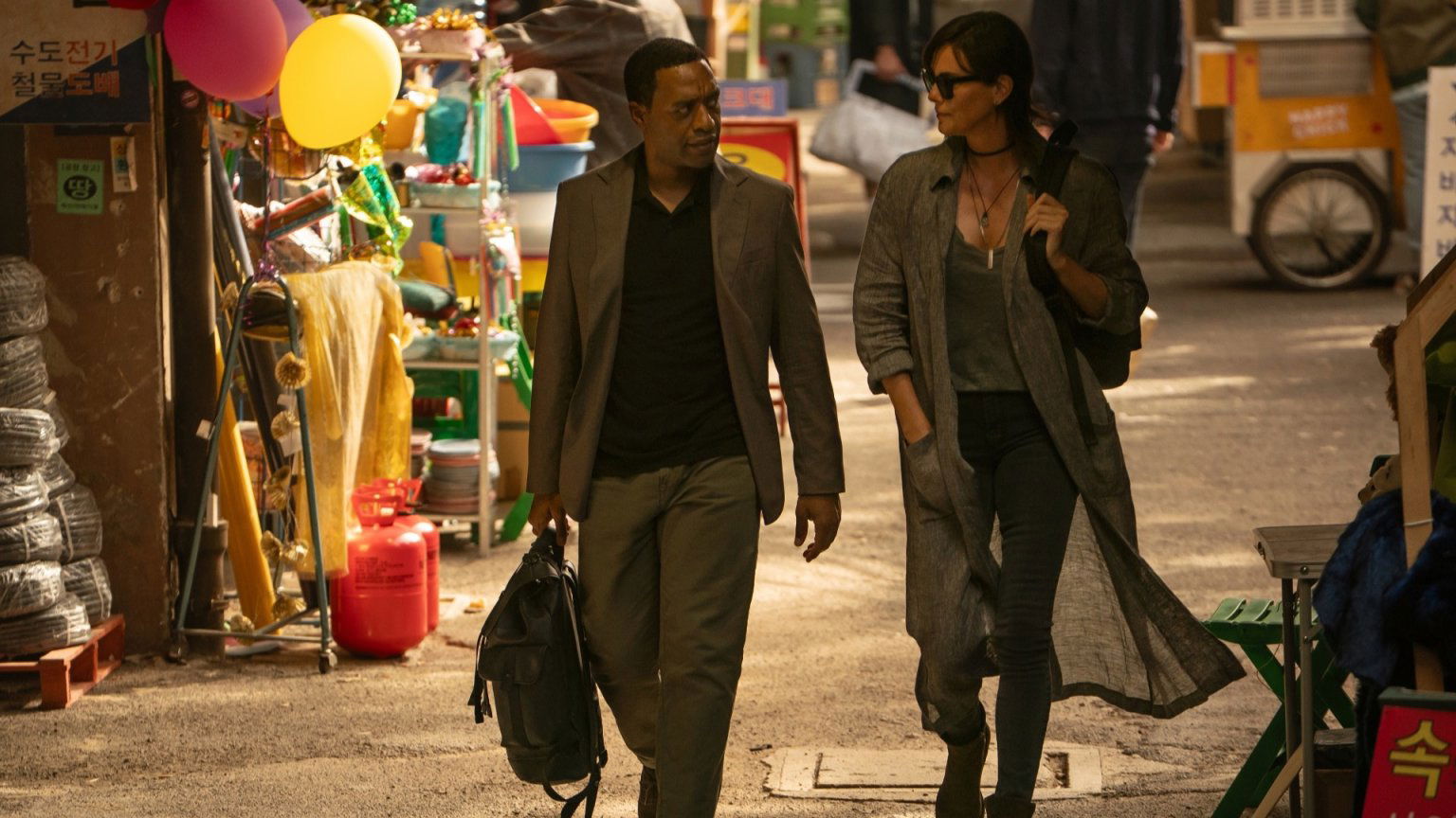 Charlize Theron gaat tekeer op nieuwe beelden binnenkort op Netflix te verschijnen actiefilm