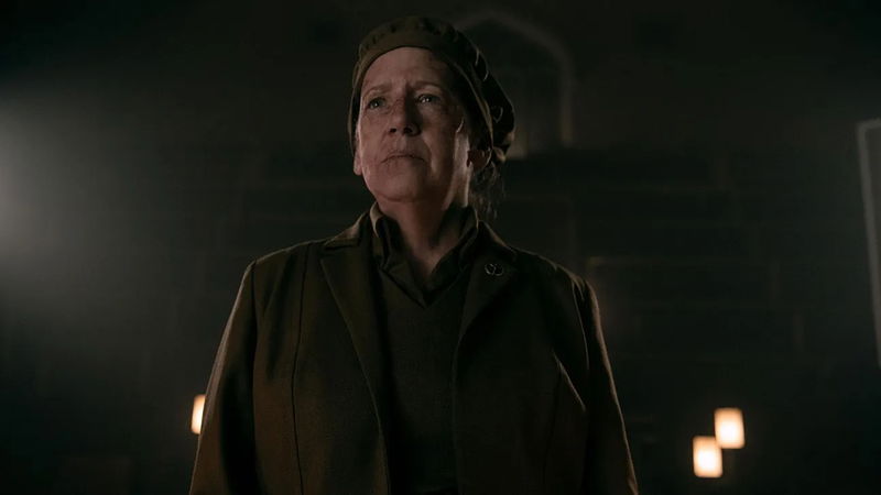 Ann Dowd als tante Lydia in 'The Handmaid's Tale', afbeelding via Hulu