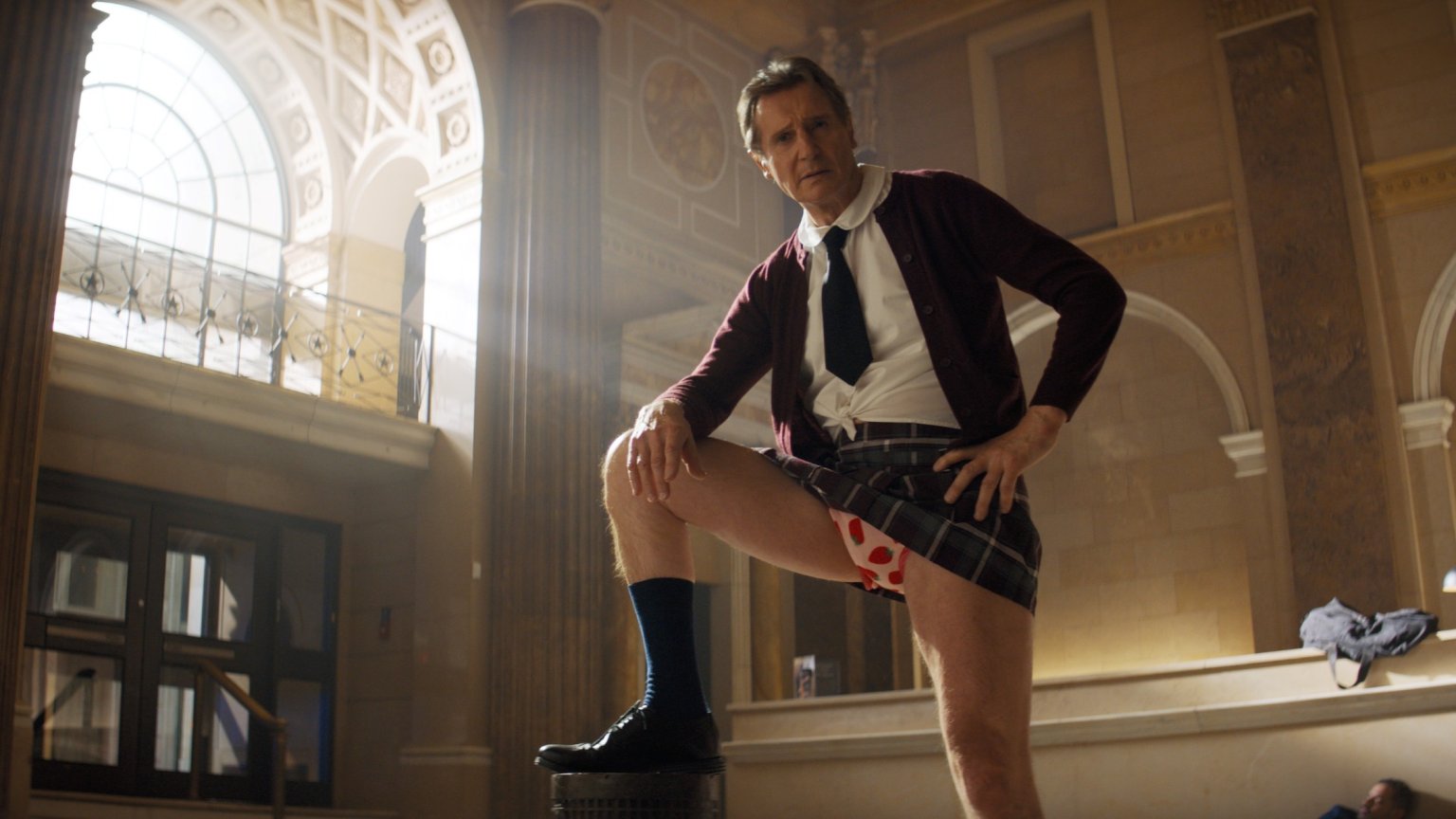 Geflipte trailer voor 'The Naked Gun'-reboot met Liam Neeson