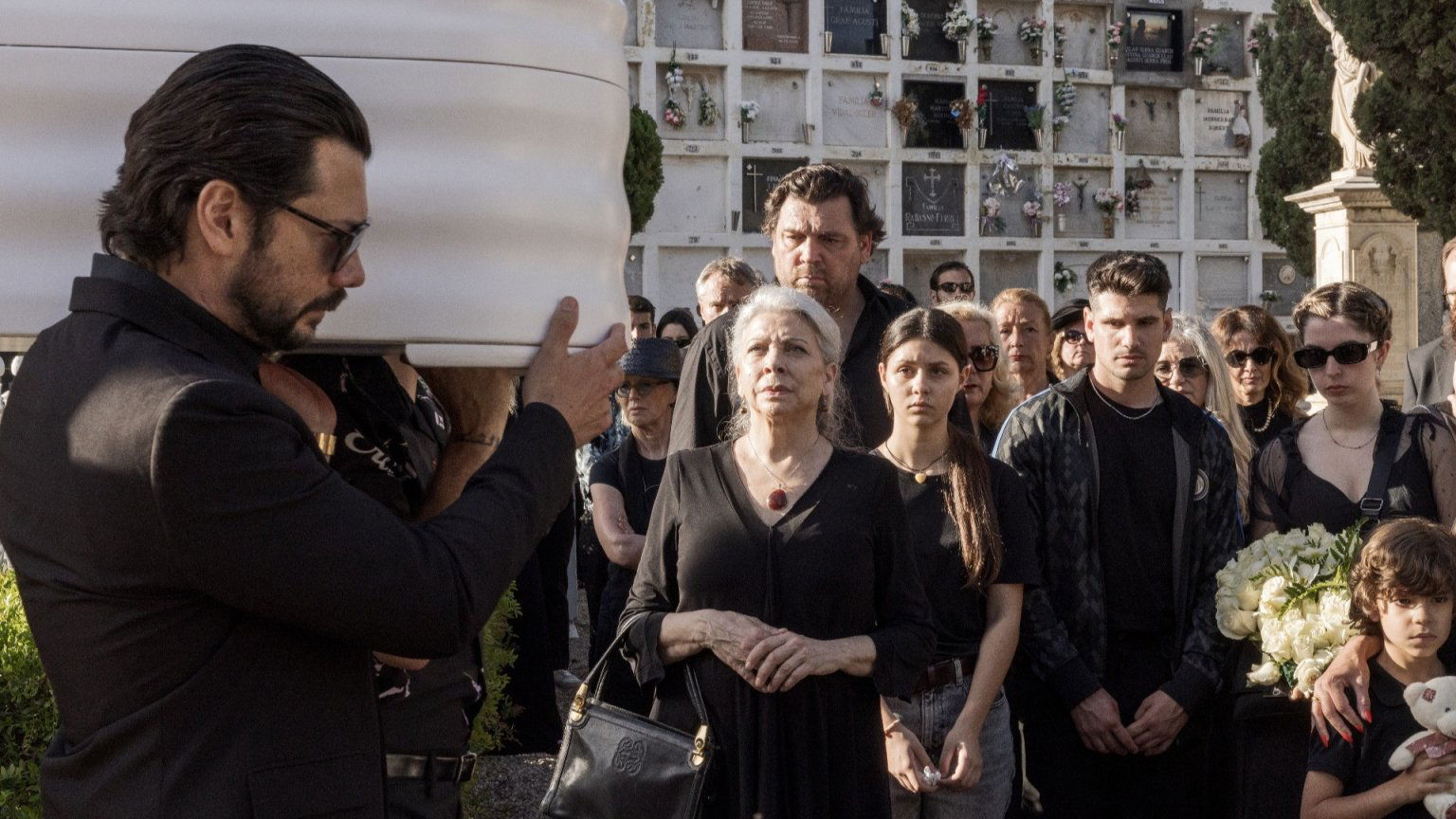 Netflix onthult releasedatum van nieuwe Spaanse thrillerserie 'Dos tumbas'