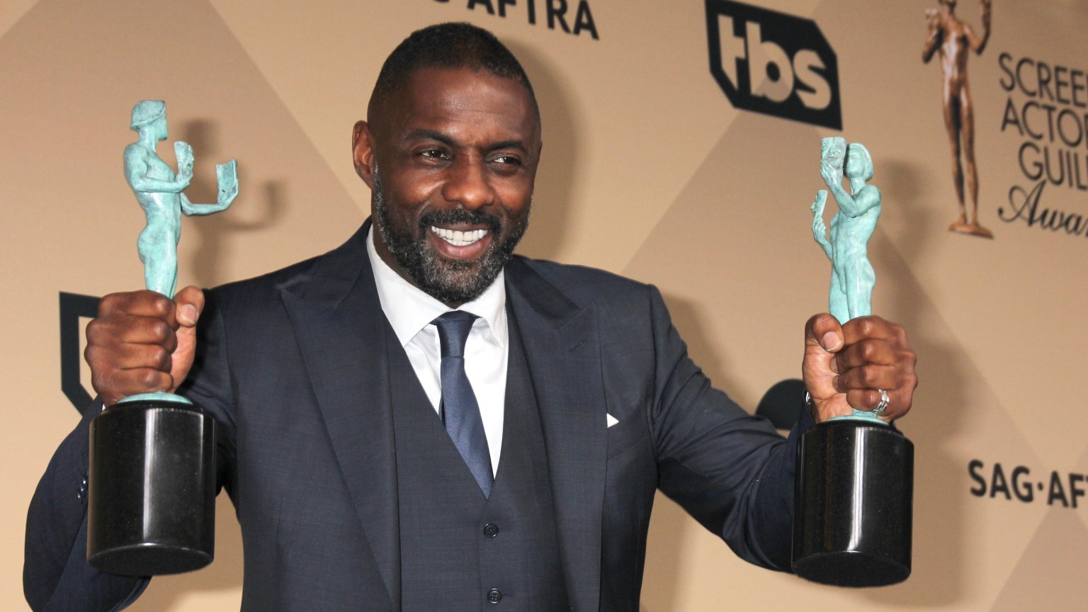 Koning Charles en Idris Elba werken samen aan Netflix-documentaire