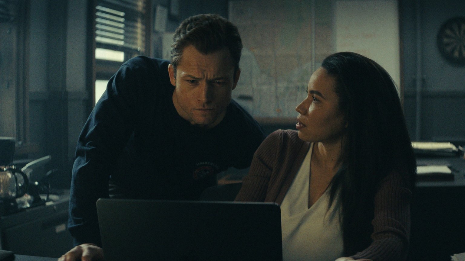 Critici enthousiast over nieuwe misdaadserie met Taron Egerton: 'Zeer bevredigend'