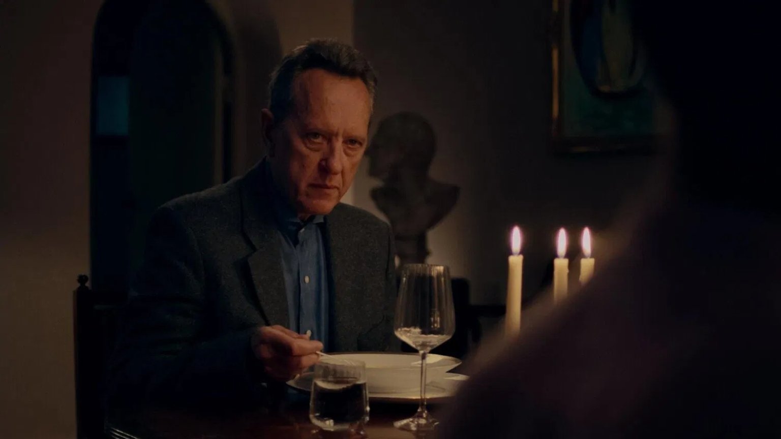Netflix verrast abonnees met psychologische thriller met Richard E. Grant