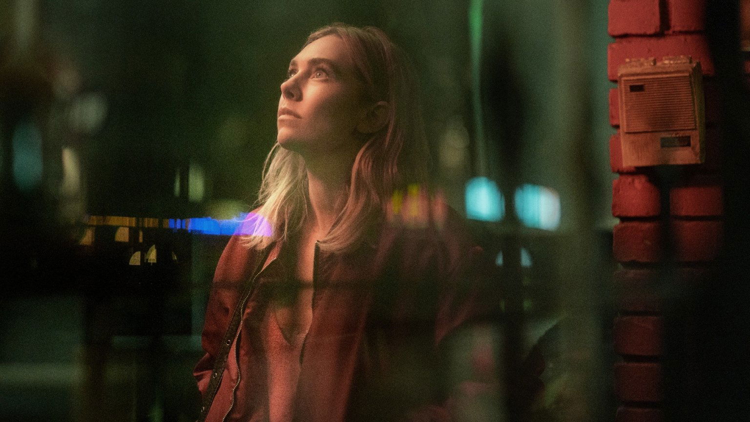 Vanessa Kirby moet zien te overleven in de trailer van Netflix-thriller 'Night Always Comes'