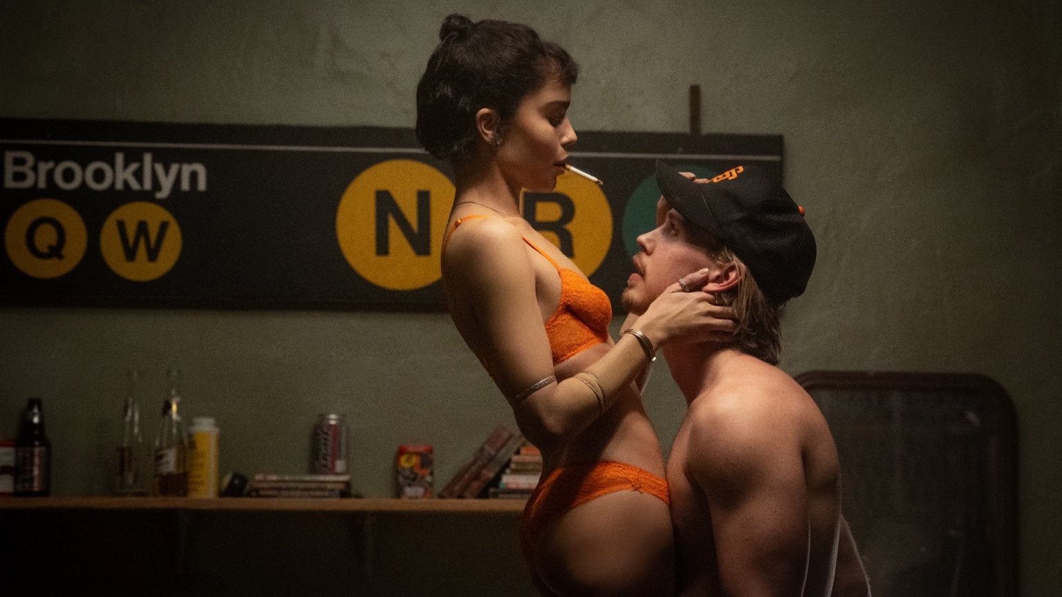 Nieuwe beelden onthullen duistere wereld van Darren Aronofsky's 'Caught Stealing'