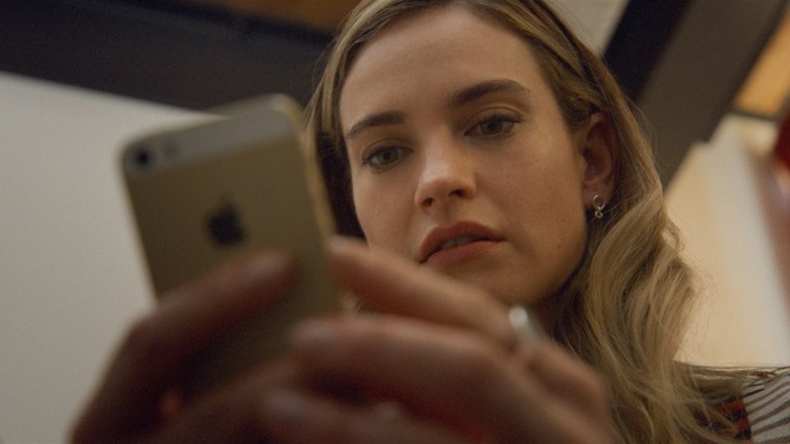 Eerste beeld onthuld van Lily James in biografie over Bumble-oprichter