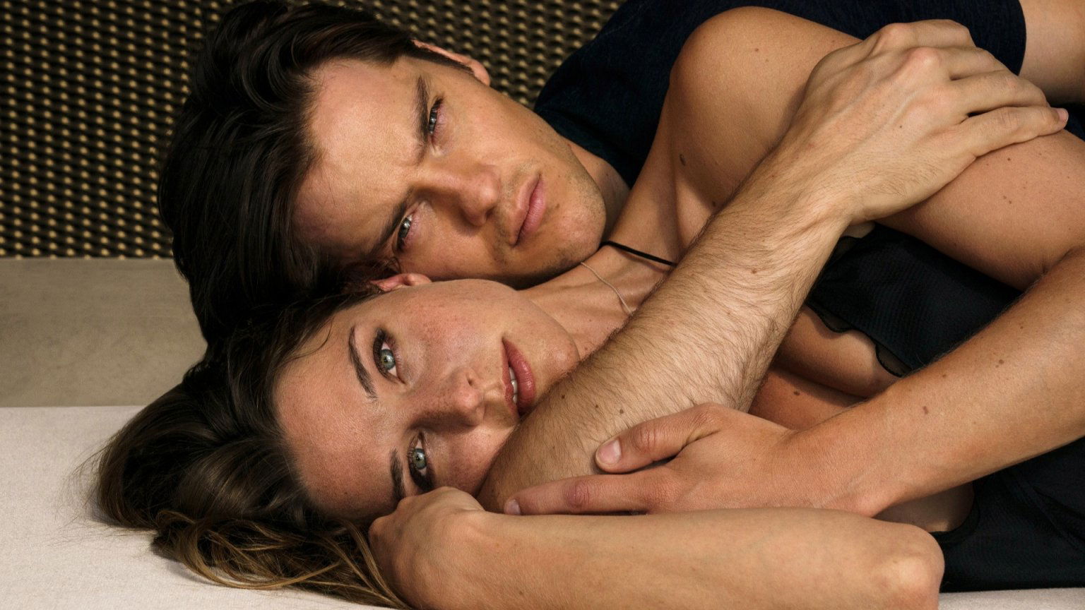 Eerste beelden: sensuele Duitse thriller 'Fall for Me' vanaf deze zomer op Netflix