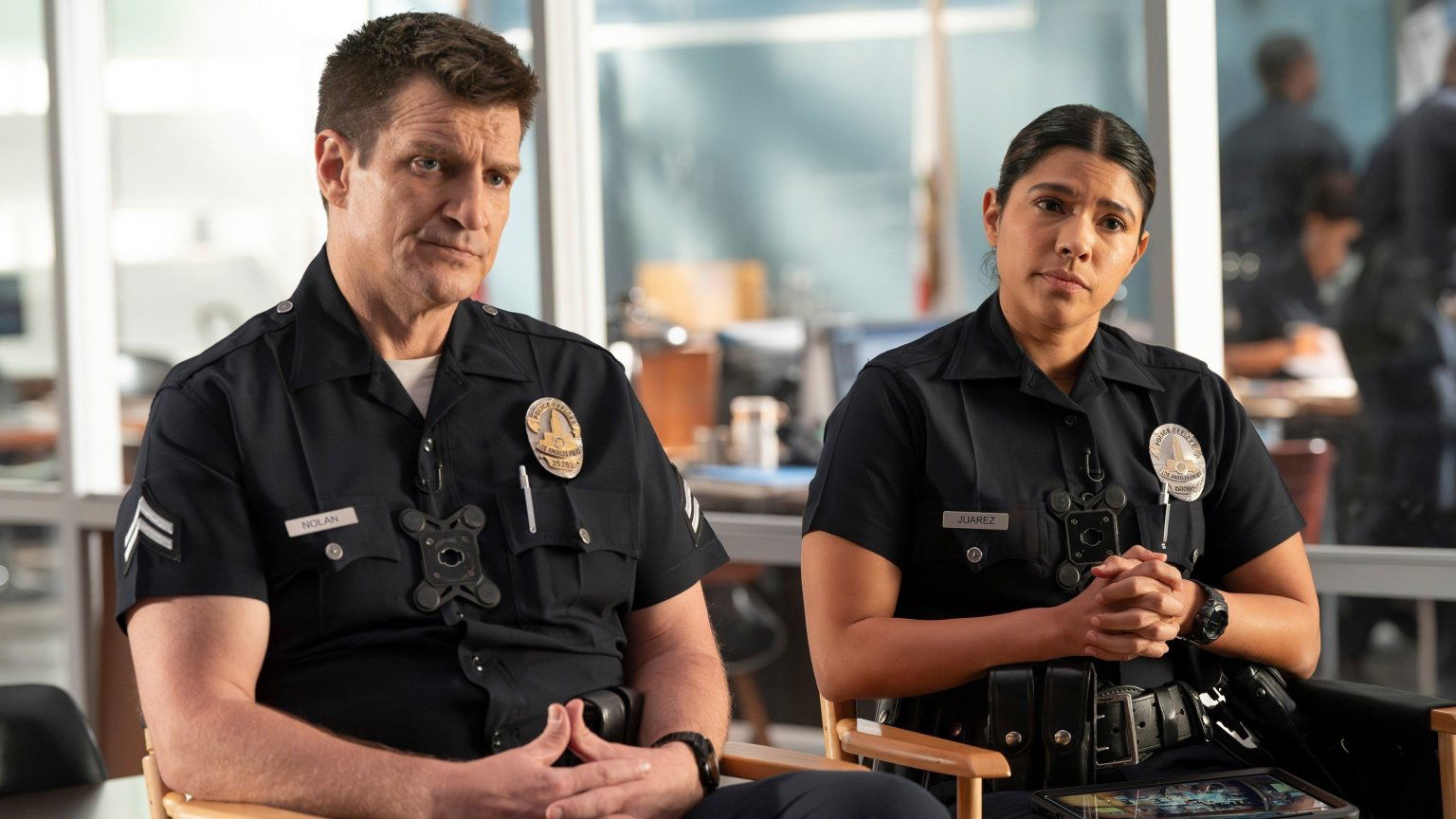Nathan Fillion doet boekje open over 'The Rookie' seizoen 8: 'We gaan naar Praag'