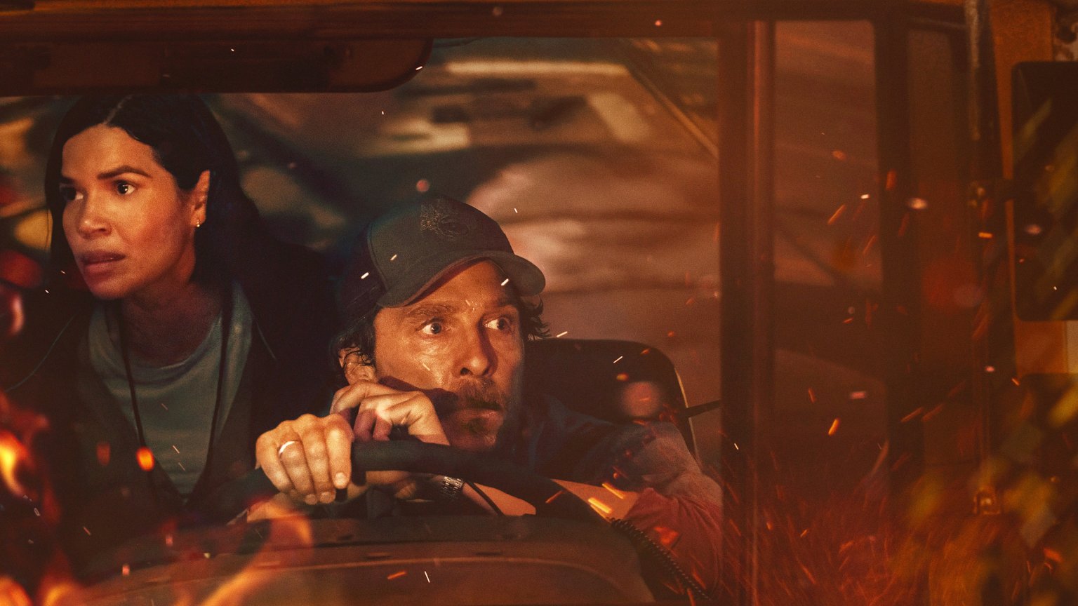 Matthew McConaughey schittert in de trailer van rampenfilm 'The Lost Bus'