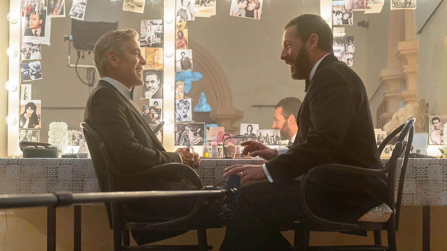 Eerste beelden van gloednieuwe komedie met George Clooney en Adam Sandler onthuld