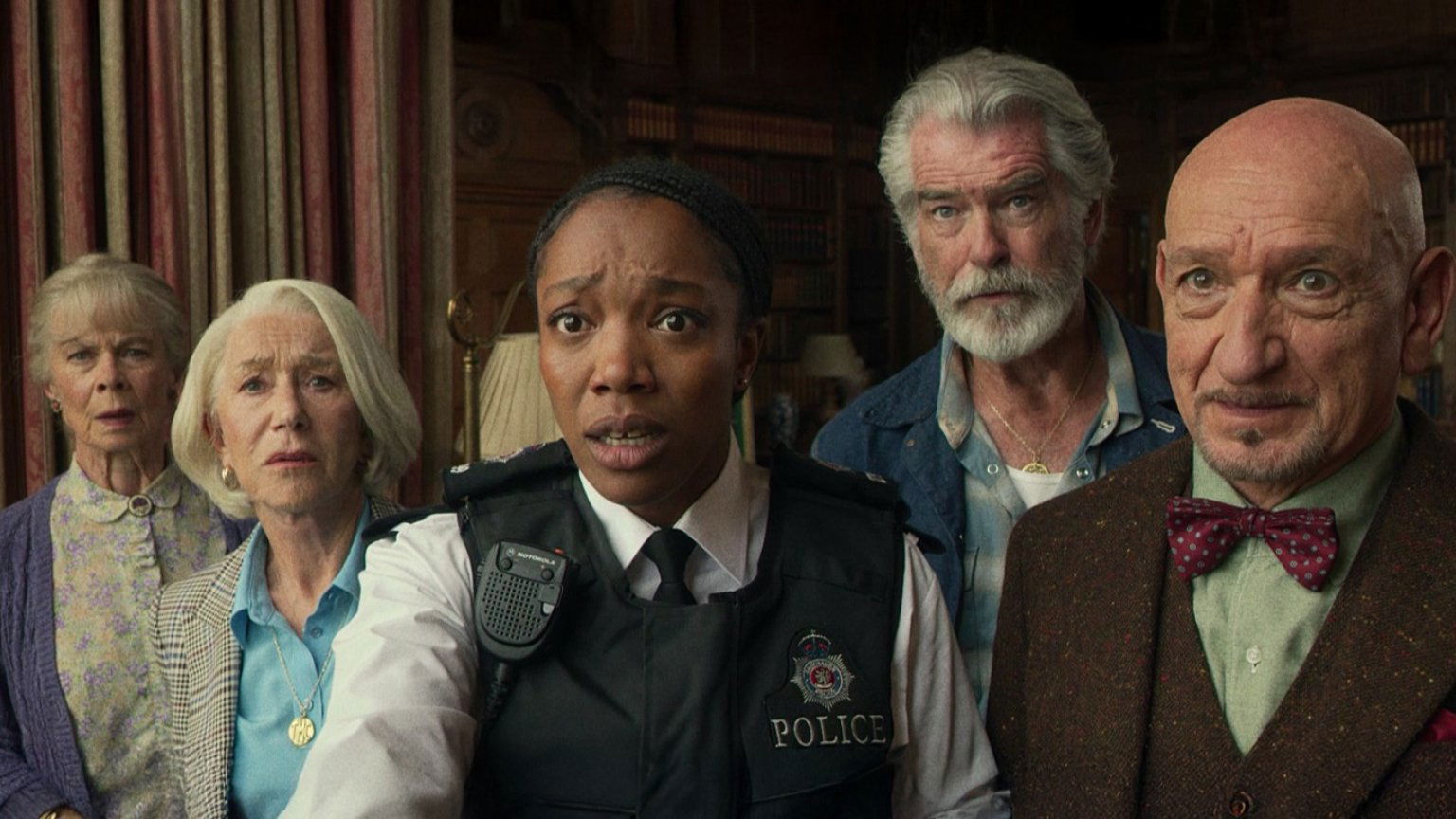 Pierce Brosnan onderzoekt een moord in de trailer van nieuwe Netflix-detective