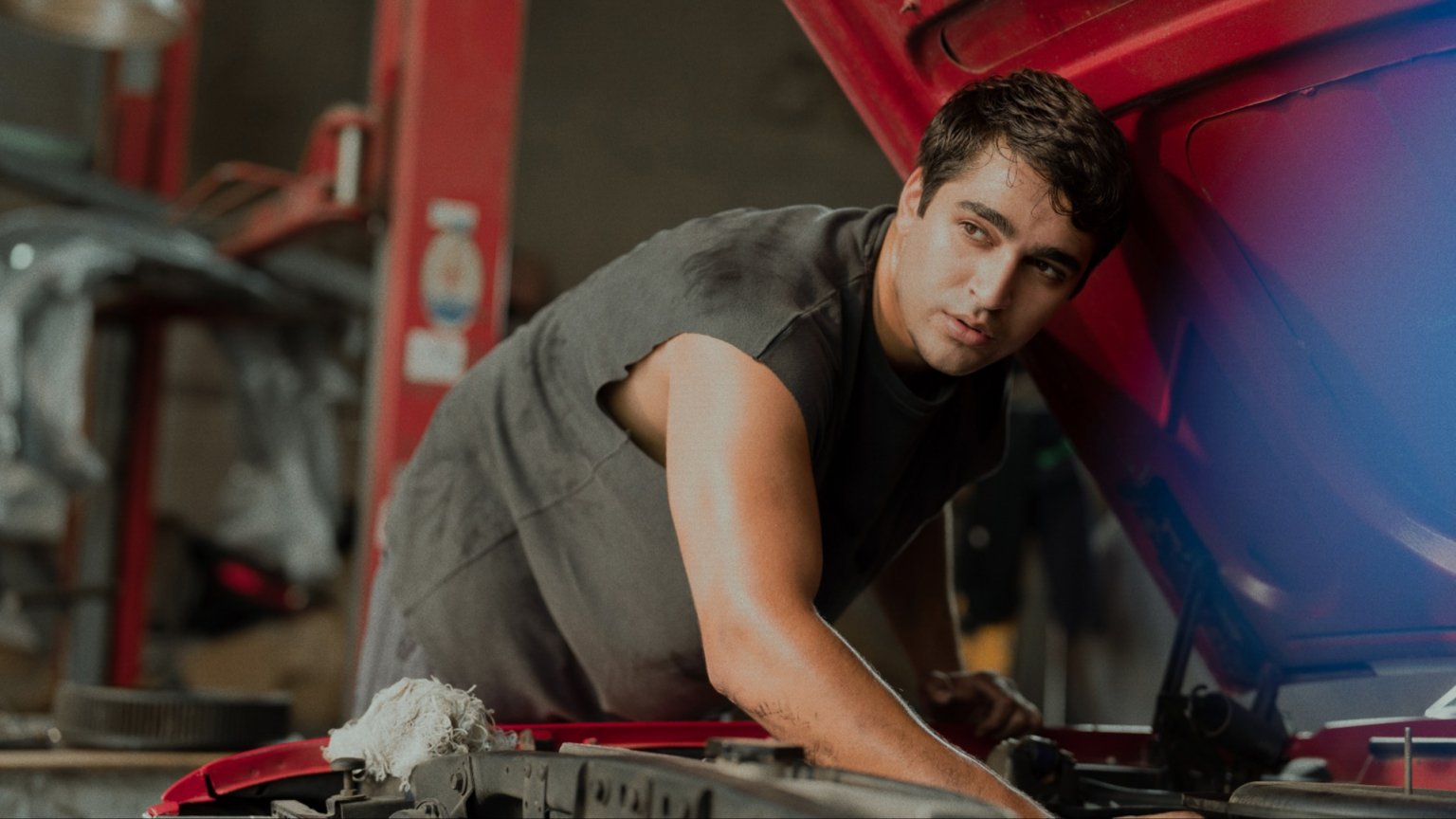 Man die gevangenisstraf voor zijn broer uitzat komt vrij in trailer van Netflix-thriller 'Abandoned Man'