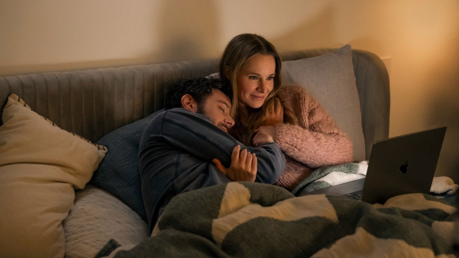 Netflix deelt eerste beelden van 'Nobody Wants This' seizoen 2