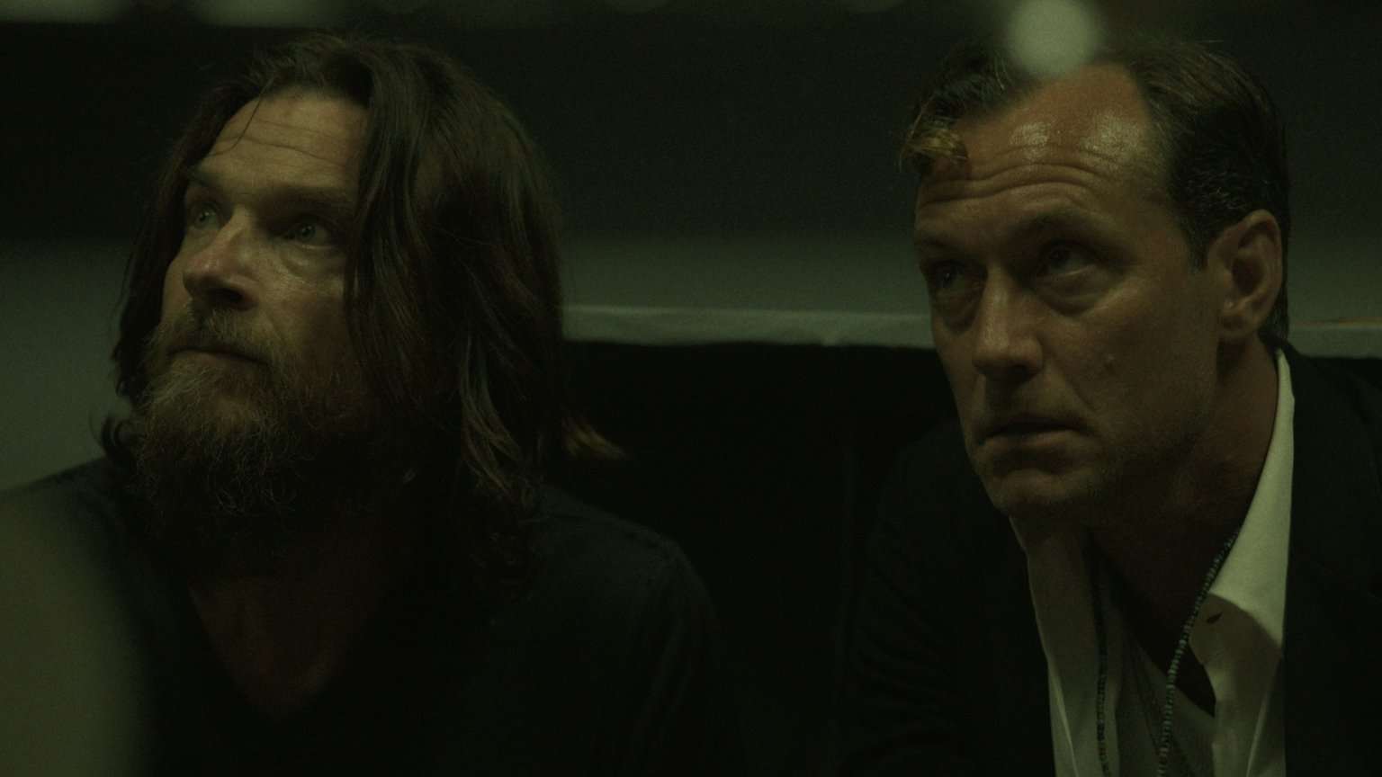 Jude Law en Jason Bateman zijn in gevaar in de trailer van nieuwe Netflix-thrillerserie 'Black Rabbit'