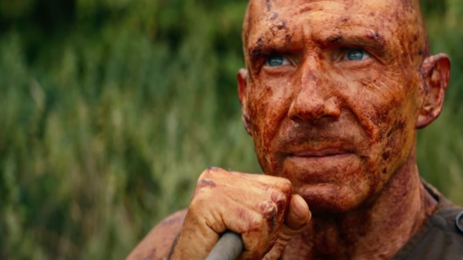 Ralph Fiennes keert terug in de trailer van '28 Years Later: The Bone Temple'