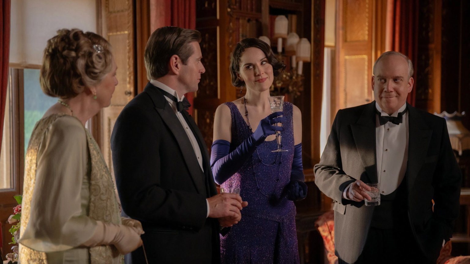 'Downton Abbey'-ster onthult zwangere buik op de rode loper
