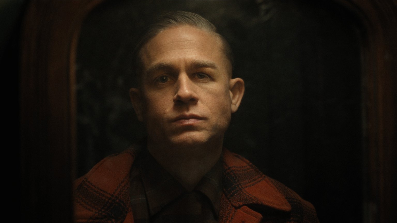 Charlie Hunnam is seriemoordenaar Ed Gein in de teaser van nieuwe 'Monster'-serie