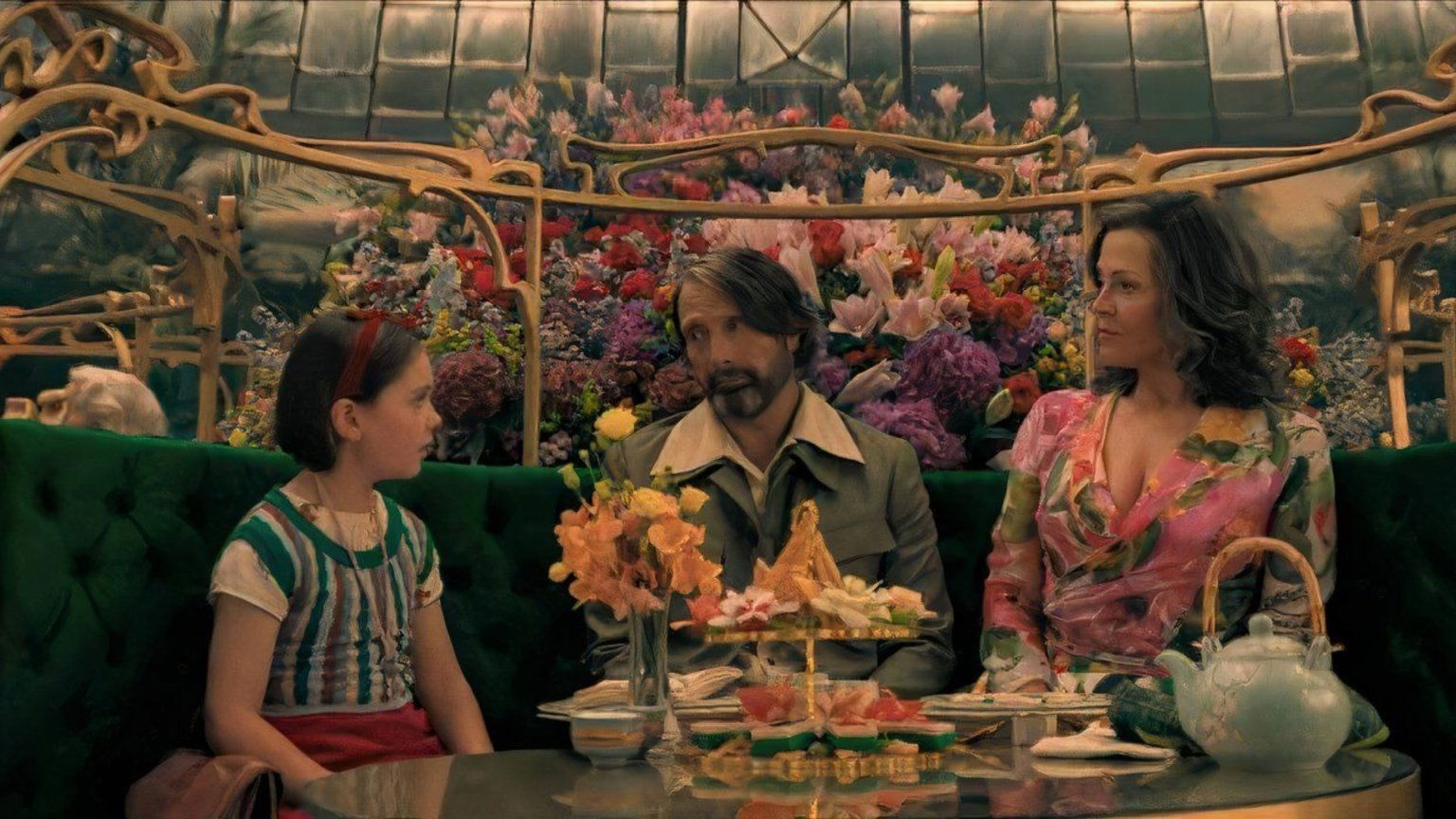 Huiveringwekkende thriller met Mads Mikkelsen en Sigourney Weaver heeft trailer te pakken