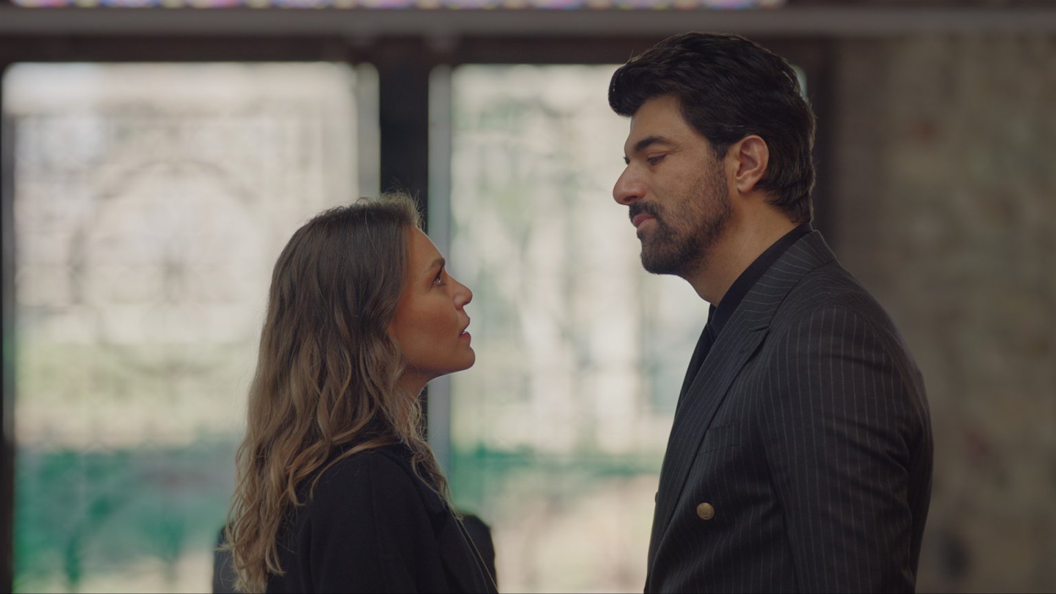Netflix kondigt nieuwe romantische Turkse serie aan met 'Kara Para Aşk'-ster