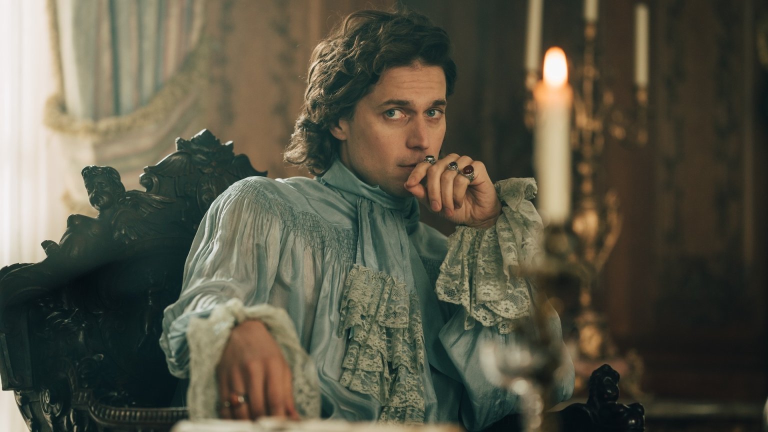 HBO Max deelt eerste beelden van nieuw Frans kostuumdrama met 'Emily in Paris'-acteur