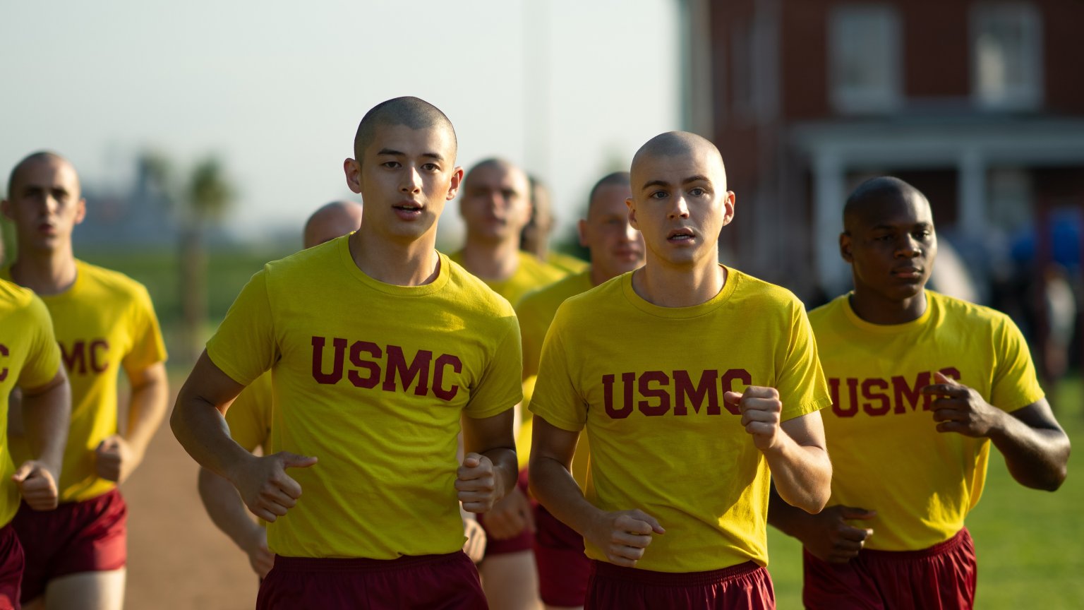 Intense dramaserie 'Boots' onderweg naar Netflix: trailer nu te zien