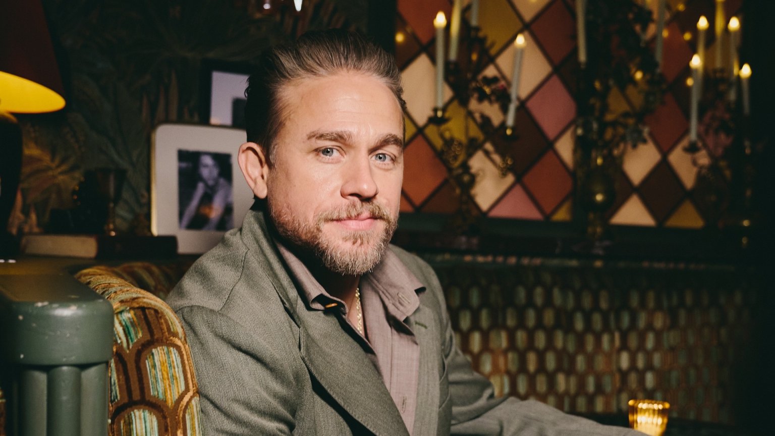 Charlie Hunnam viel 15 kilo af voor zijn rol in 'Monster: The Ed Gein Story'