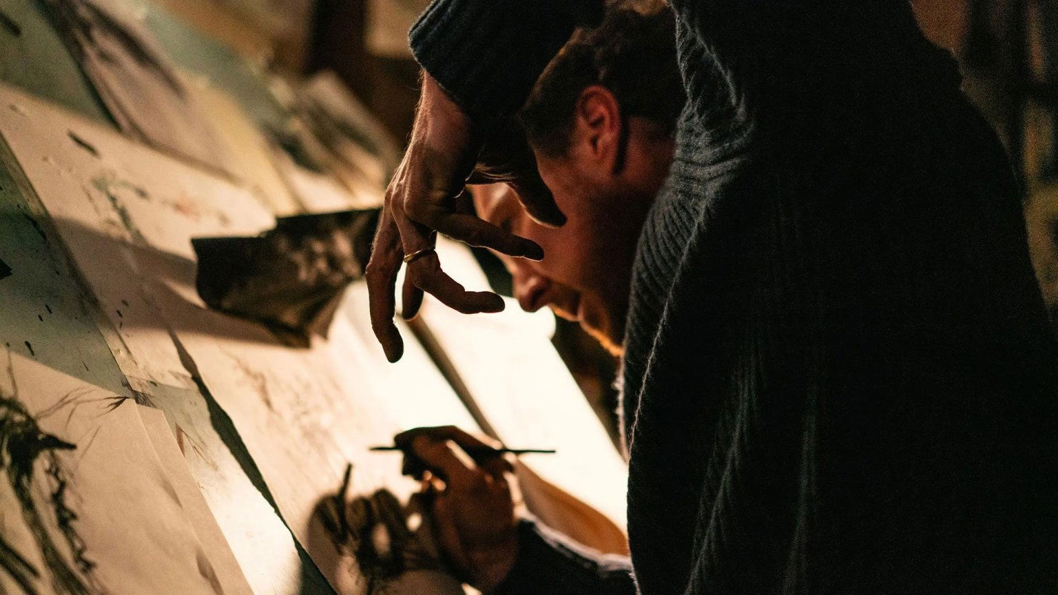 Benedict Cumberbatch wordt gek van verdriet in de trailer van 'The Thing with Feathers'