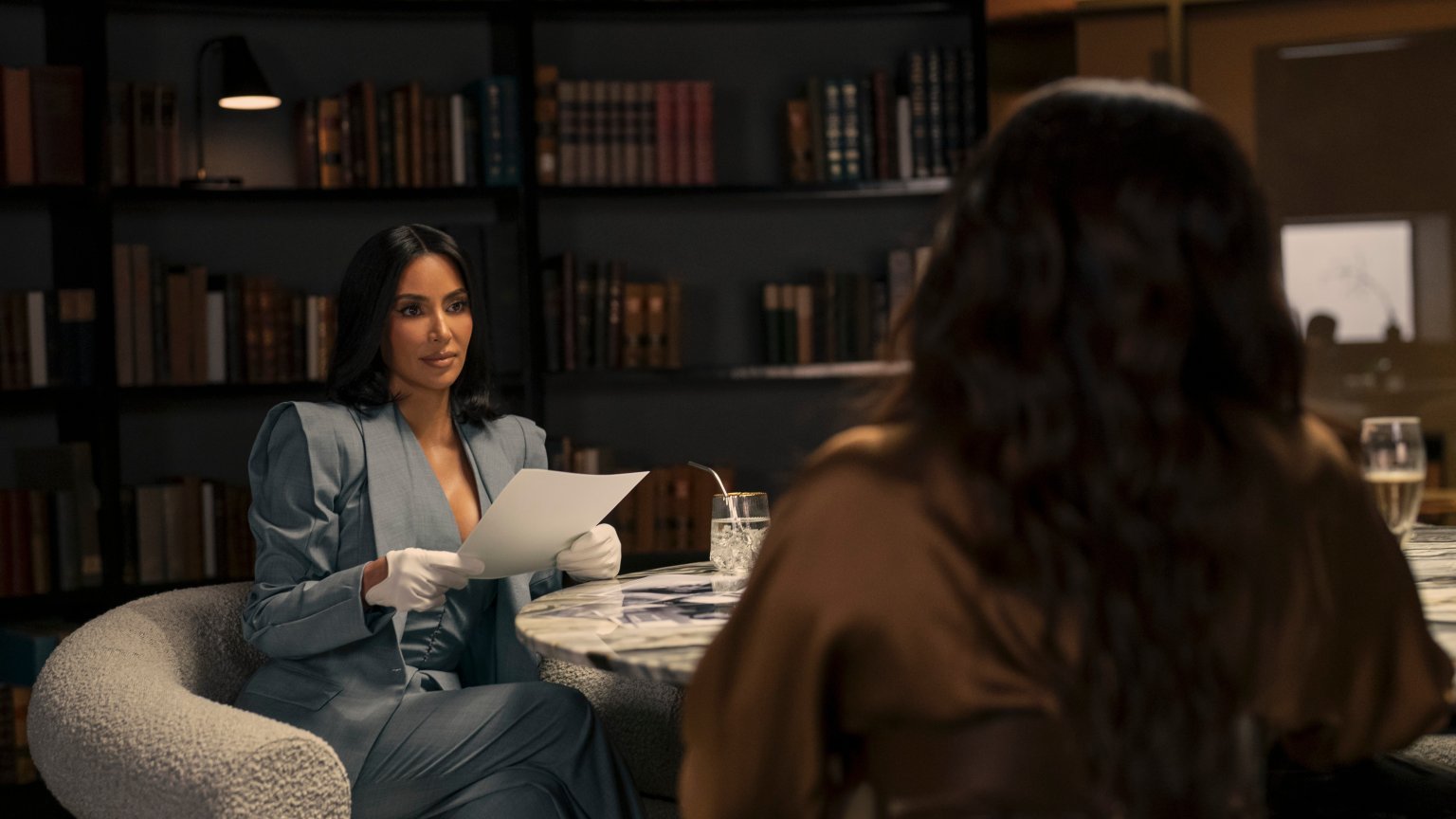Kim Kardashian schittert in trailer van nieuwe advocatenserie