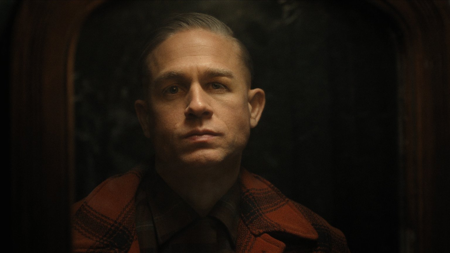 Netflix deelt eerste beeld van nieuwe 'Monster'-serie met Charlie Hunnam