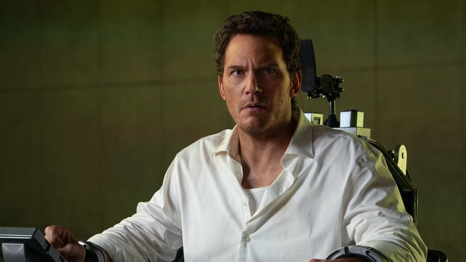 Chris Pratt moet zijn onschuld bewijzen aan een AI-rechter in de trailer van sci-fi thriller 'Mercy'