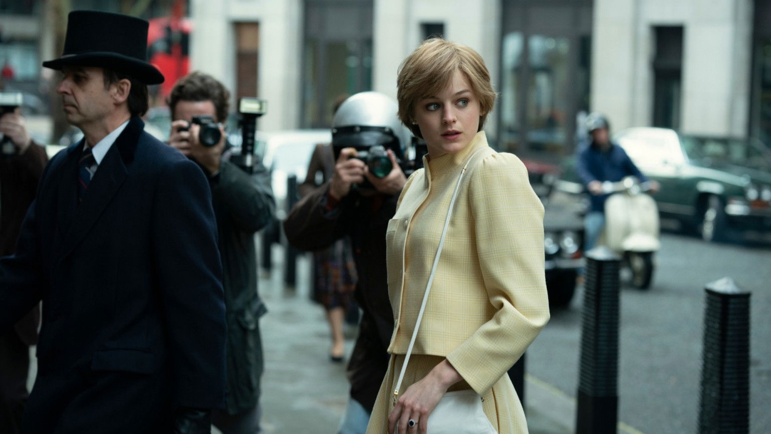 Netflix deelt een foto van prinses Diana's trouwjurk in 'The Crown' seizoen 4