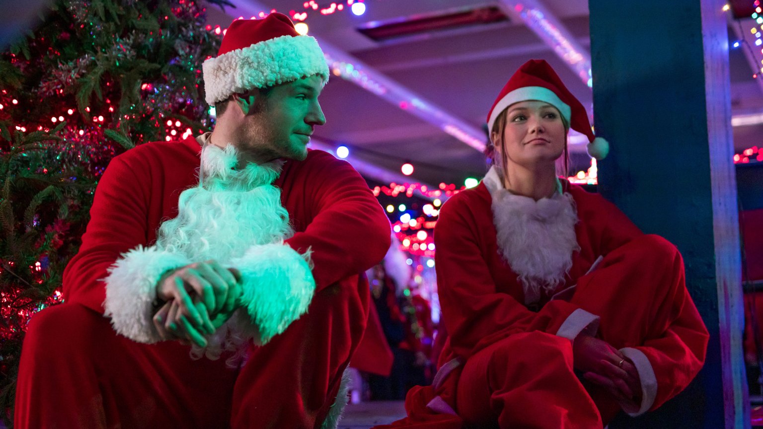 Netflix deelt de trailer van nieuwe romcom over grote overval op kerstavond