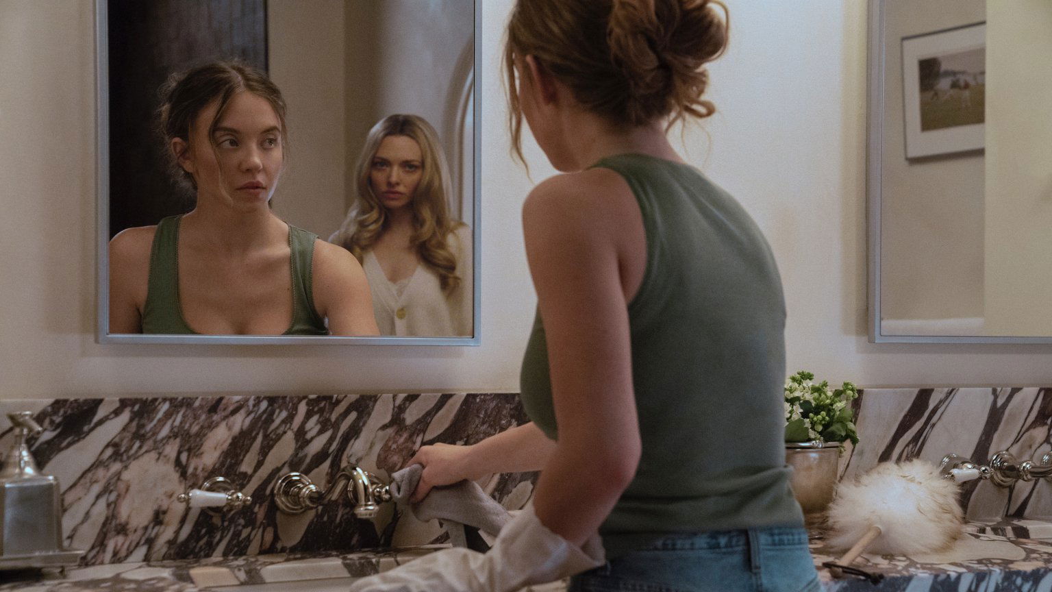 Sydney Sweeney treedt een huis vol geheimen binnen in nieuwe clip 'The Housemaid'