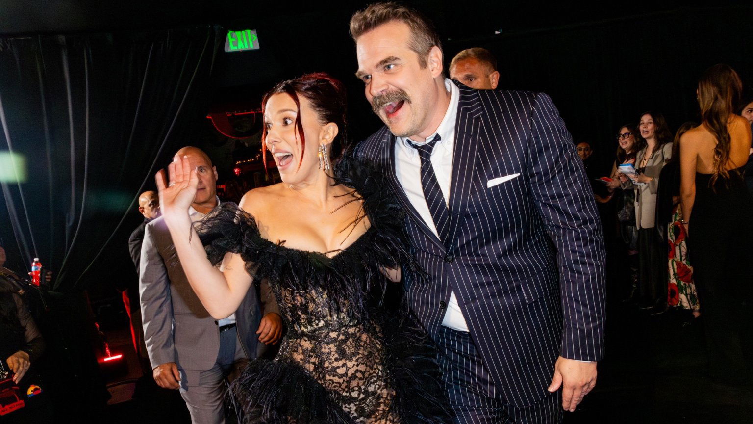 Millie Bobby Brown en David Harbour herenigd na onrust bij 'Stranger Things'