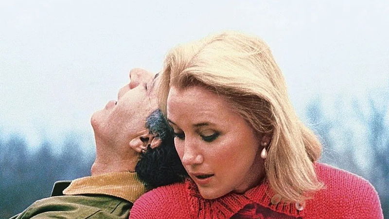 Sally Kirkland (rechts) in 'Anna', afbeelding via TMDb