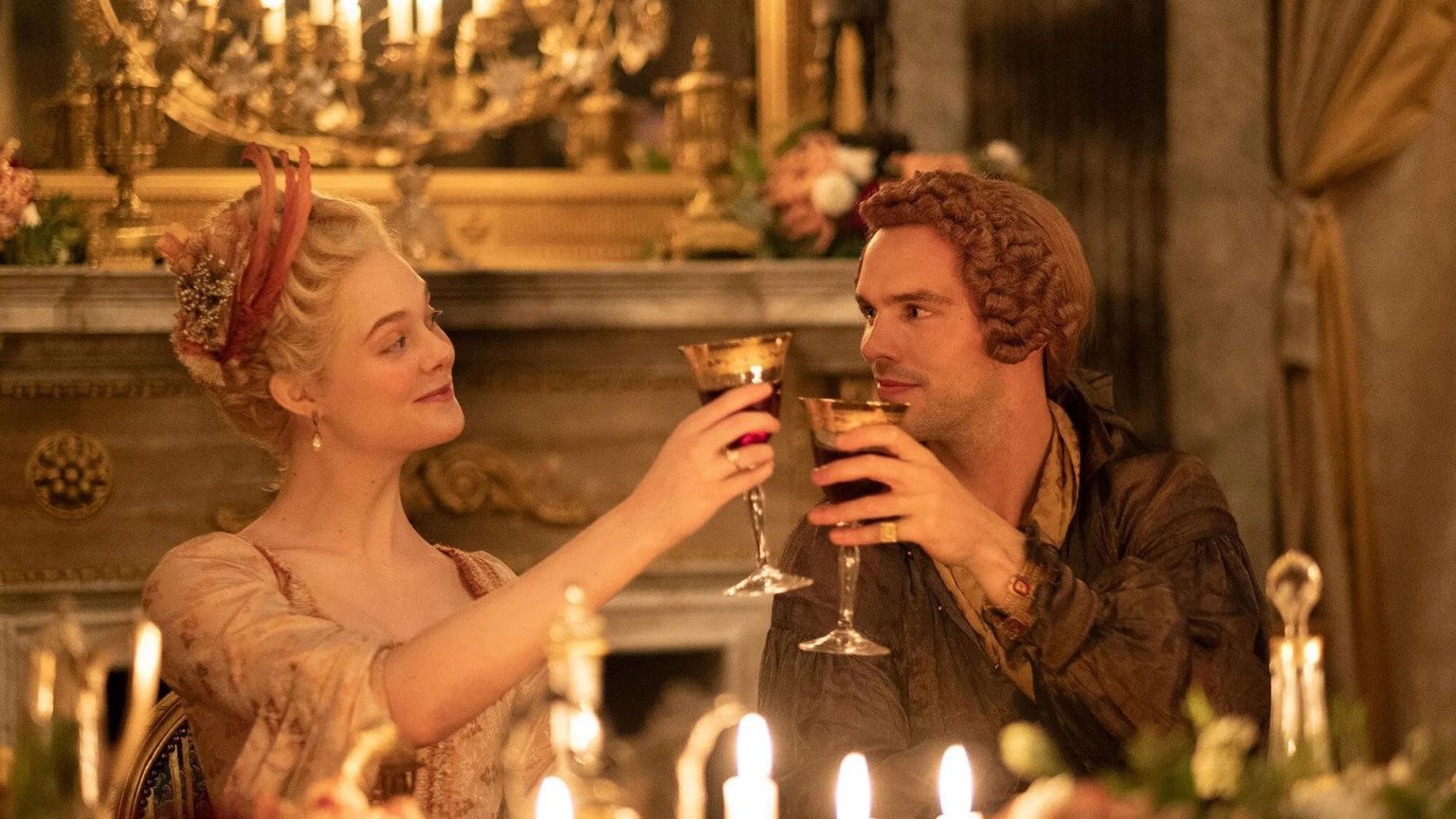 Nieuw op Netflix: alle seizoenen van waargebeurd kostuumdrama met Nicholas Hoult