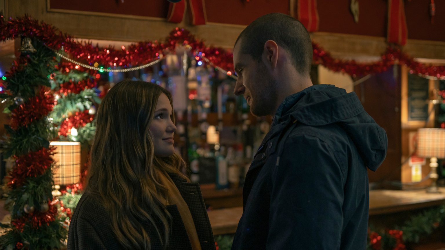 Gloednieuwe kerst-romcom met Connor Swindells nu te zien op Netflix