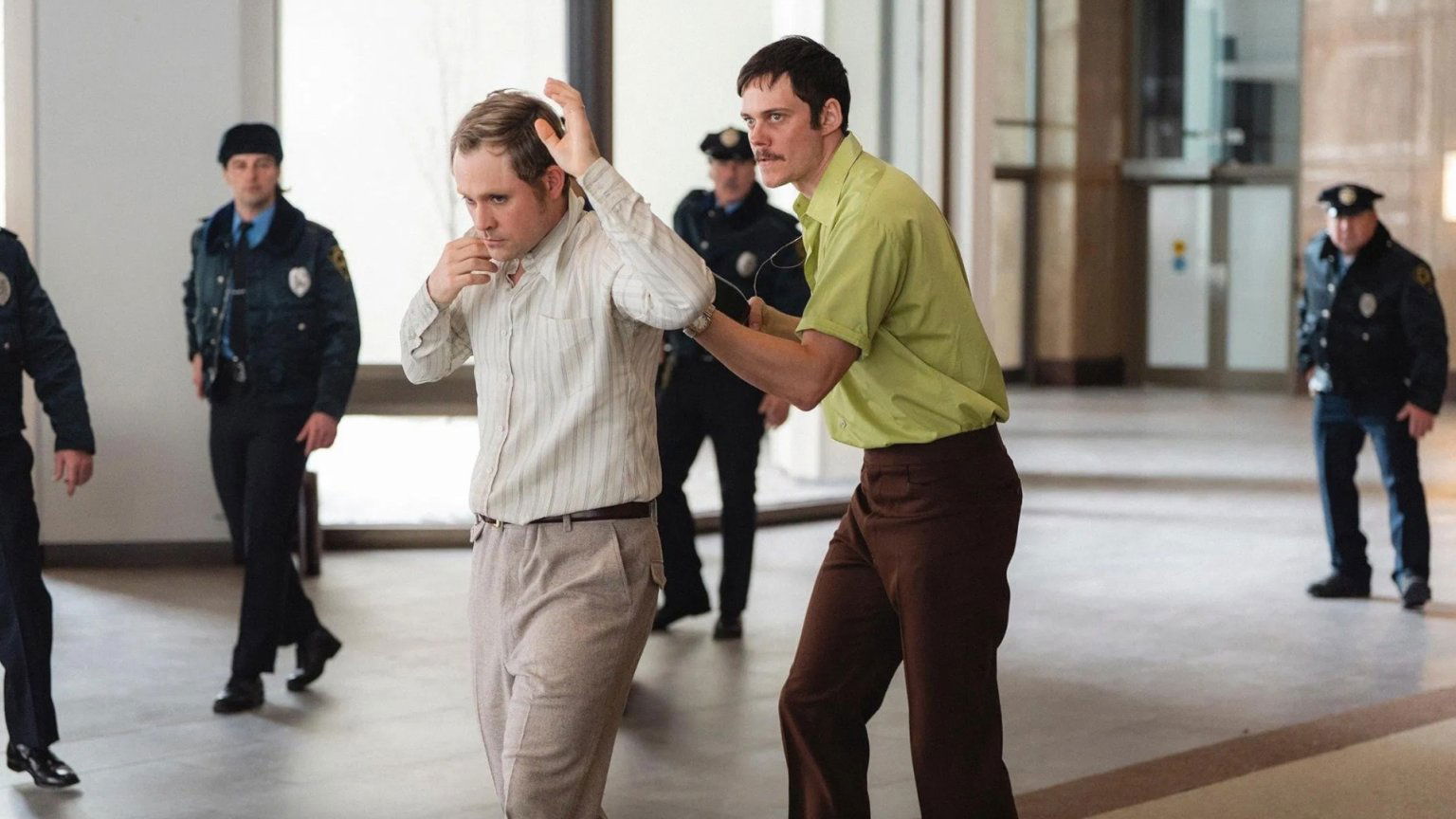 Trailer voor gijzeldrama met 'It'-acteur Bill Skarsgård nu online