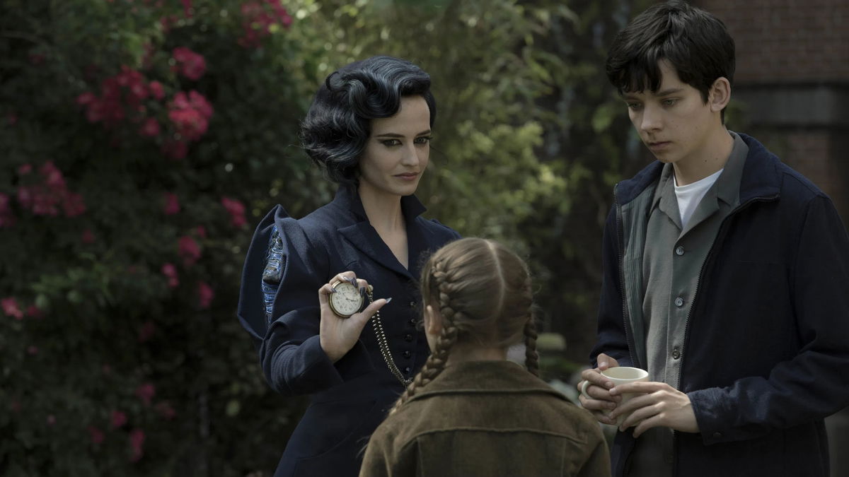 Eva Green (links) in 'Miss Peregrine's Home for Peculiar Children', afbeelding via TMDb
