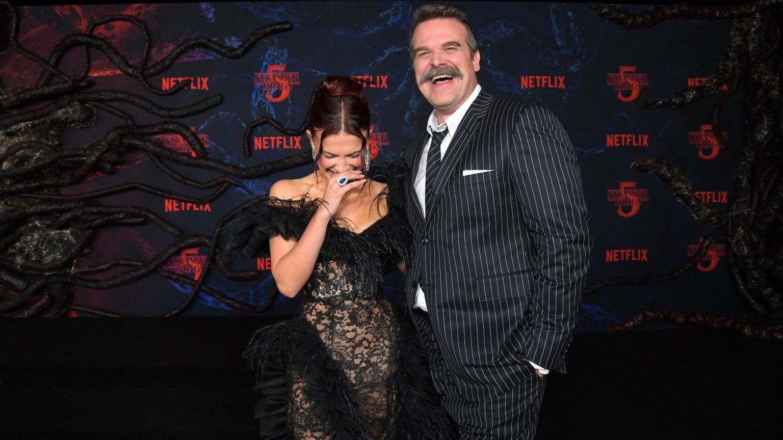 Millie Bobby Brown doorbreekt geruchten over conflict met David Harbour op set 'Stranger Things'