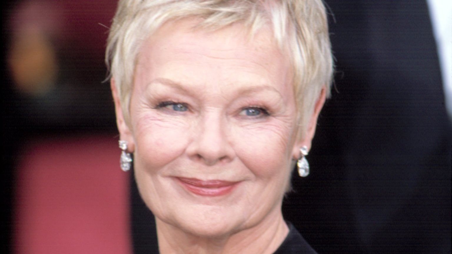 Britse actrice Judi Dench kan niets meer zien: 'Je ziet me niet meer op camera, omdat ik niet meer kan zien'