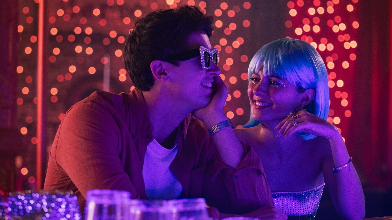 Netflix deelt de trailer van romantische boekverfilming 'People We Meet on Vacation'