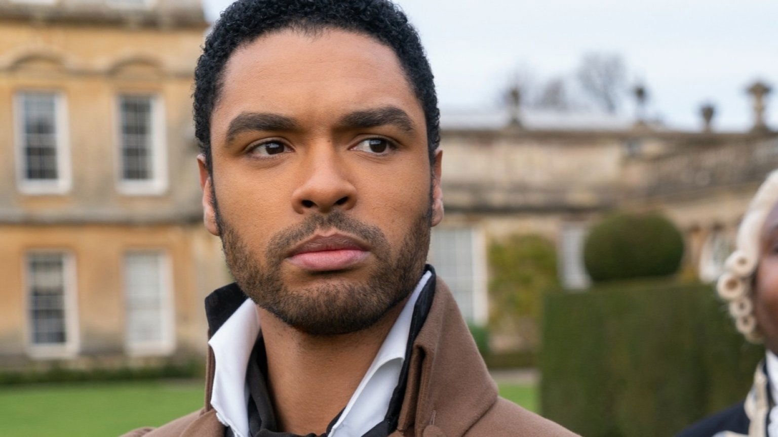 Netflix strikt 'Bridgerton'-ster Regé-Jean Page voor nieuwe erotische thrillerserie